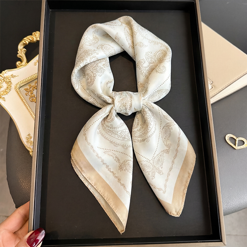 Ascot Neck Scarf - Vintage Beżowa Apaszka Kwadratowa z Wzorem
